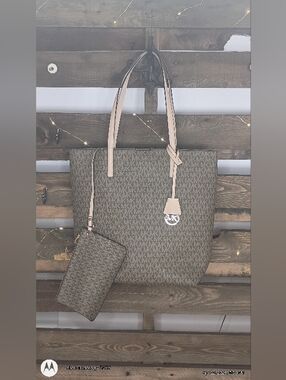 ~ Michael Kors Large Hayley North/South Tote - Top Zip - Signature Logo -